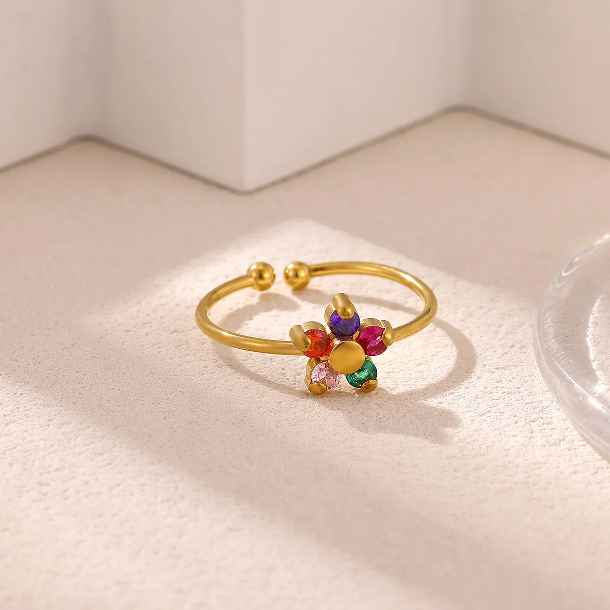 Zarter offener Ring mit Zirkonia-Blume für Damen, goldfarben, aus Edelstahl, mit bunten Kristallen, verstellbarer Manschettenring, minimalistischer Schmuck, Geschenk. – Detail 8