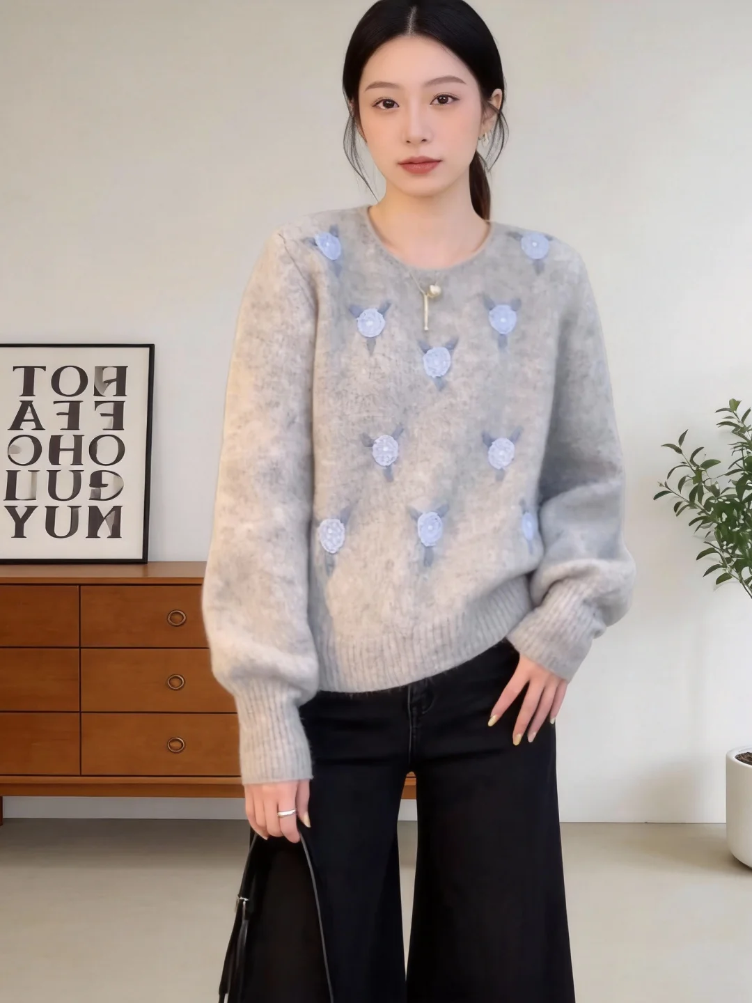 

Loose Korean Sle Women's Knitted Sweater with Embroidery And Lace Long Sve Slimming Top for Spring Season