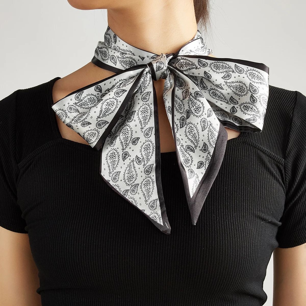 

Женский небольшой прямоугольный шелковый шарф с узором кактуса можно использовать для украшения причесок, юбок и пучков.