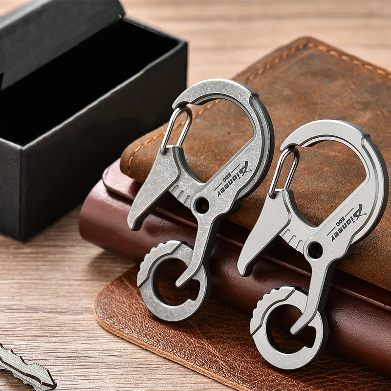 

Multifunctional Titanium Alloy Keychain For Men-EDC Car Key Ring With Backpack Hook, Durable Key Holder Accessories