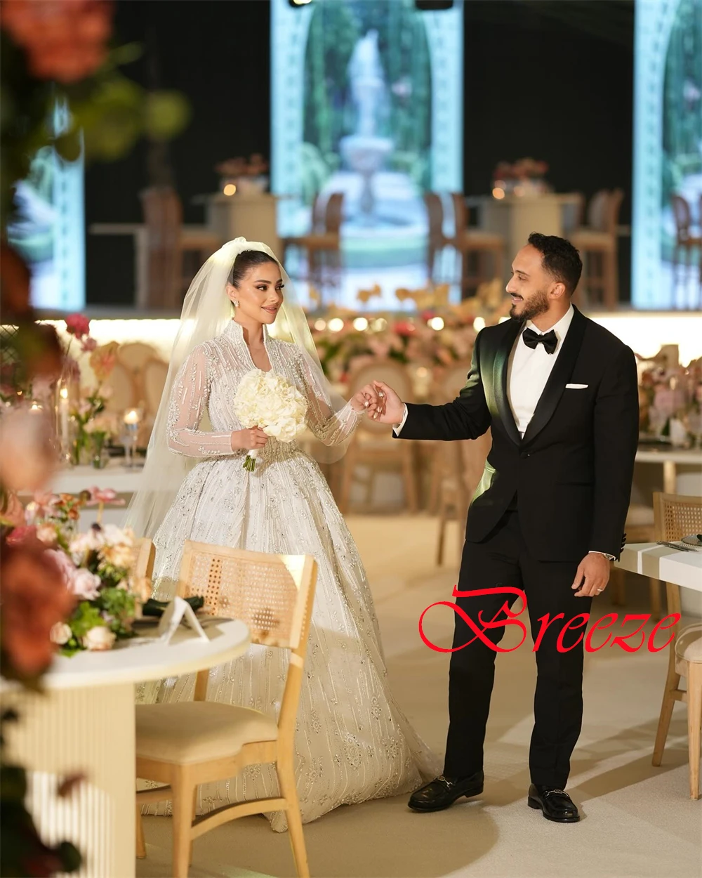Robes de mariée personnalisées en Organza blanc de haute qualité, simples, col en v, manches longues, traîne chapelle, fermeture éclair au dos