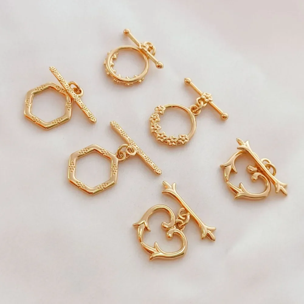 

Аксессуары своими руками: 14-каратное позолоченное сердце с шестиугольным узором и цветком, соединительная застежка, браслет, концевая застежка.