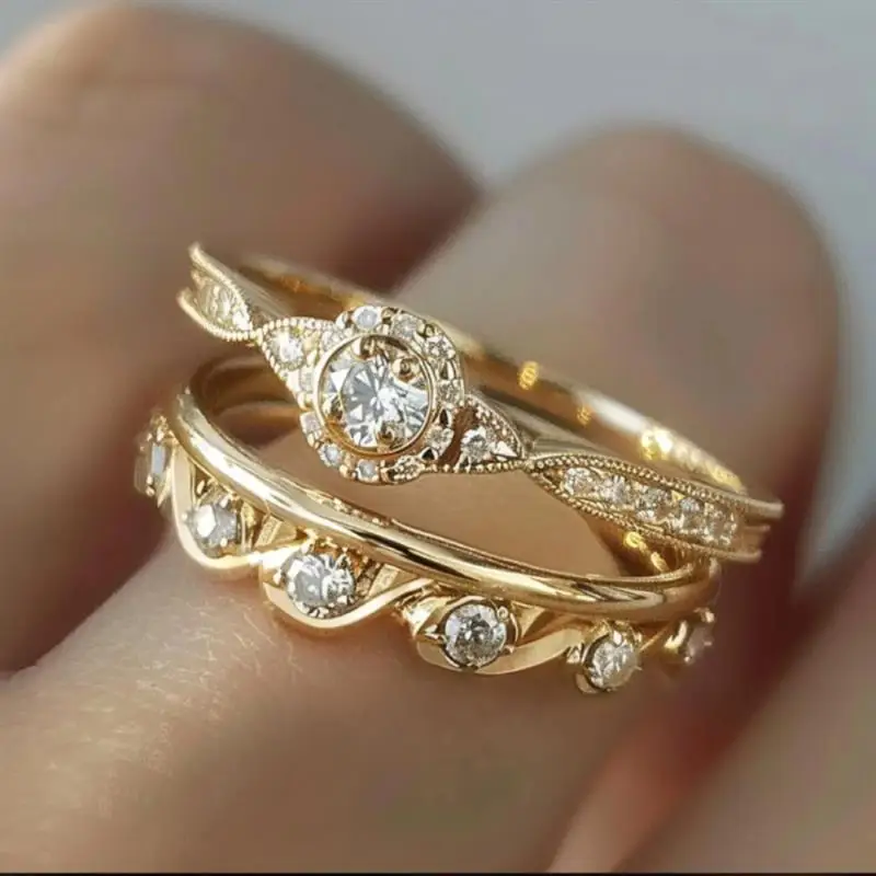 Huitan Königlicher Stil 2-teiliges Ringset für Damen Goldfarben Kreuzdesign mit Glänzenden CZ-Steinen Edles Abend-Accessoire Schmuck für Damen