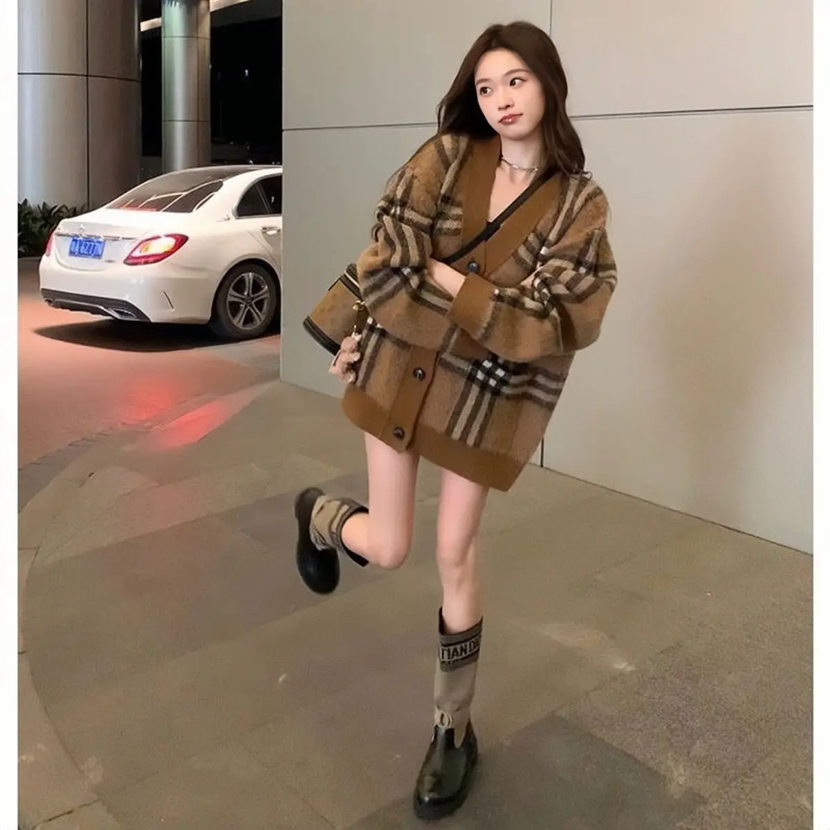 

Knitted Cardigan 2024 Autumn Winter New Niche Design Contrasting Color Splicing Lazy Style Loose Soft Waxy V-Neck Women