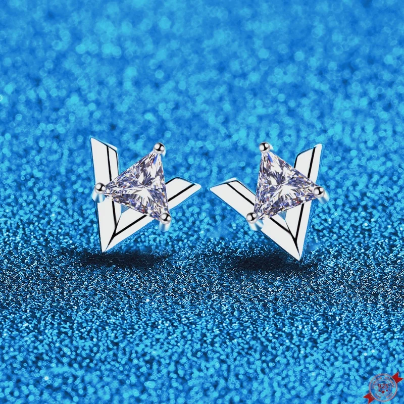 

1,0 карата Муассанит S925 Серебряные серьги-гвоздики для женщин с платиновым покрытием и геометрическим треугольным вырезом, модные ювелирные изделия, оптовая продажа