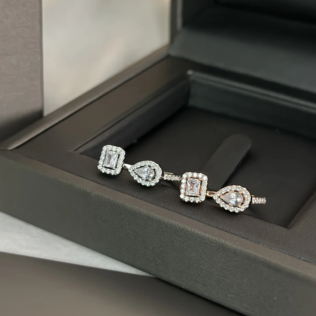 خاتم زفاف نسائي من الفضة الإسترليني عيار 925 مطلي بالذهب على شكل قطرة الماء بفتحة مربعة من الألماس بالكامل.