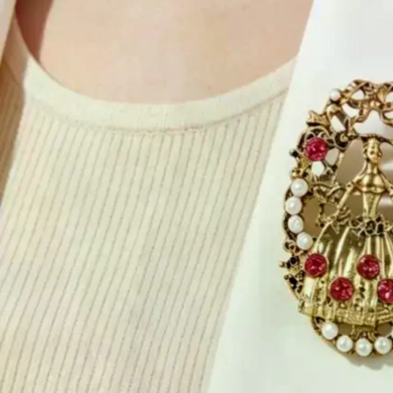 Vintage Flowers Lady Brooches For Women Wear Beautiful Dress Holding Fun Figure Pearl Round Brooch Pins Gifts