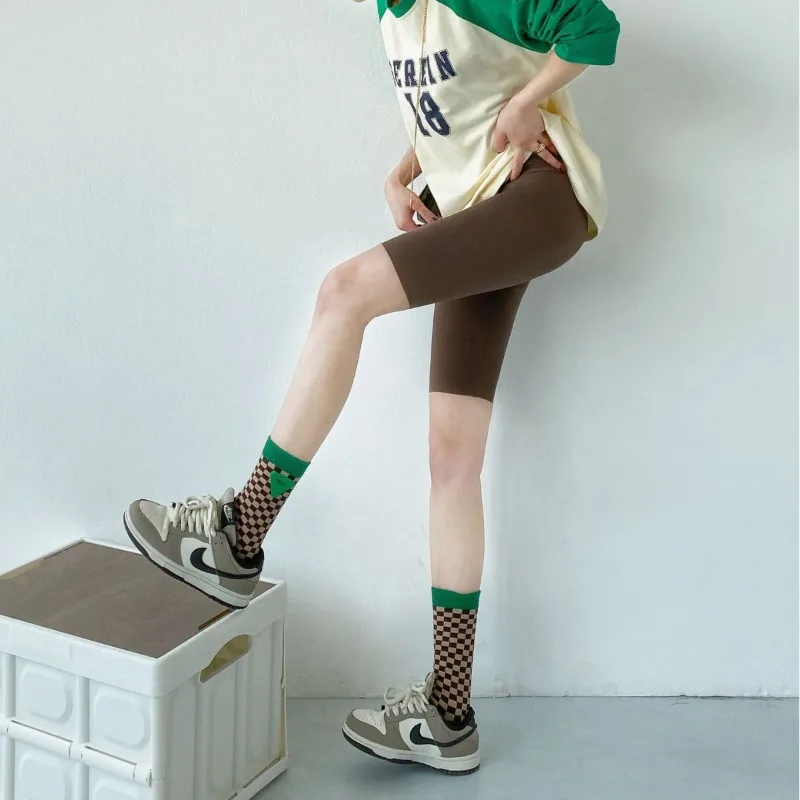 امرأة مفتوحة المنشعب قصيرة رفع طماق سستة الجوارب المفتوحة في المنشعب نصف طول السراويل في الهواء الطلق سهلة Crotchless غير خاضعة للرقابة