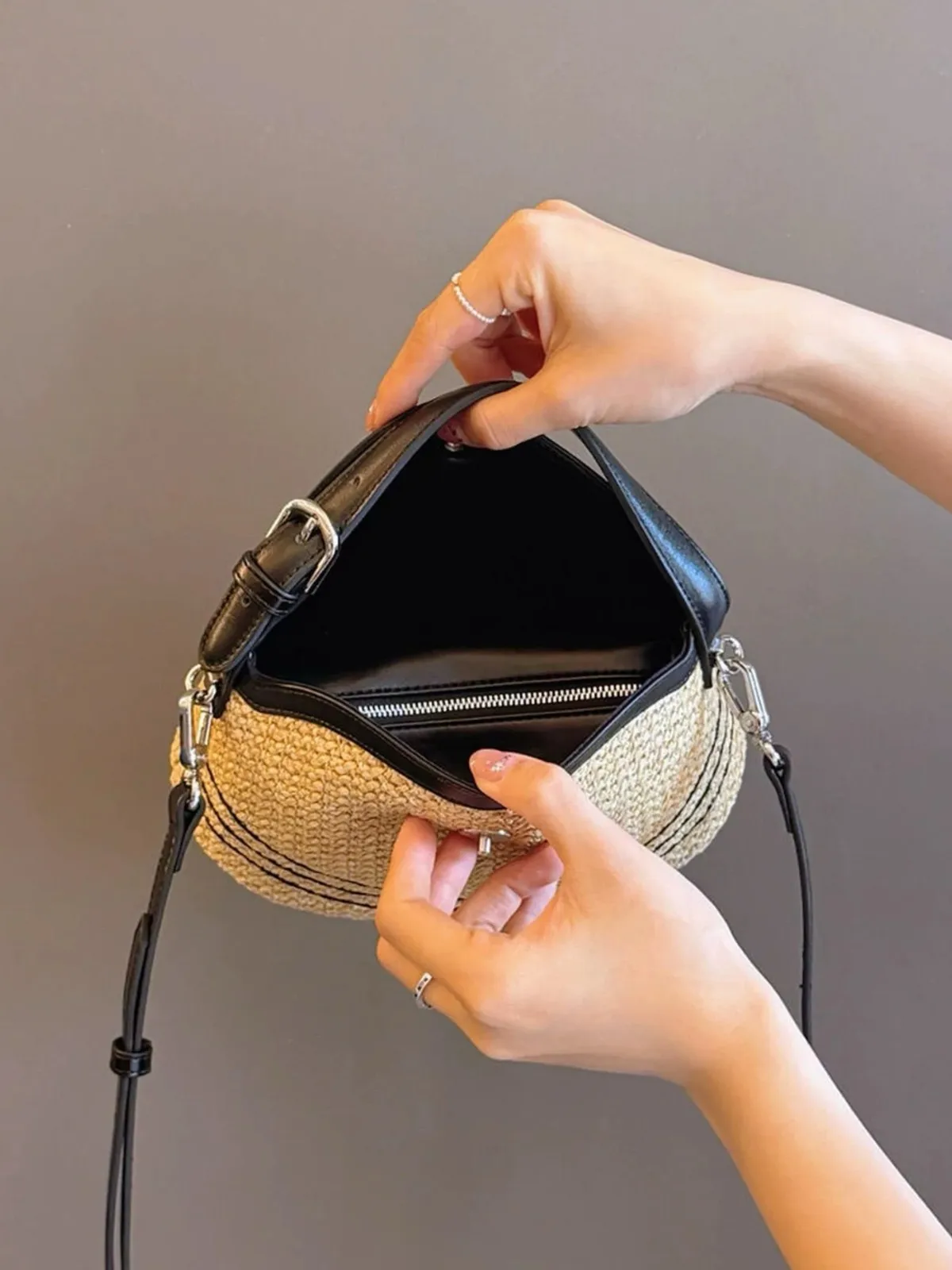 2026 New Women's Grass-Crafted Small Handbag, Lightweight Luxury, Trendy, Versatile, Single Shoulder and Crossbody Bag