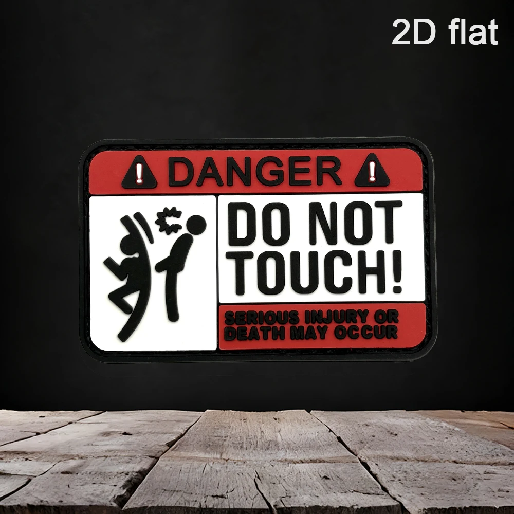 Disponible en opciones de 1 pieza/2 piezas/3 piezas, parche de goma de PVC rectangular 2D con efecto luminoso y el mensaje "Advertencia de peligro: No tocar", viene con un ícono de advertencia en relieve con reverso de fieltro en colores rojo, blanco y negro, con bordes bien definidos, resistente al agua, al desgaste y no es propenso a decolorarse. Adecuado para chalecos tácticos, mochilas de trabajo y como un divertido parche decorativo.