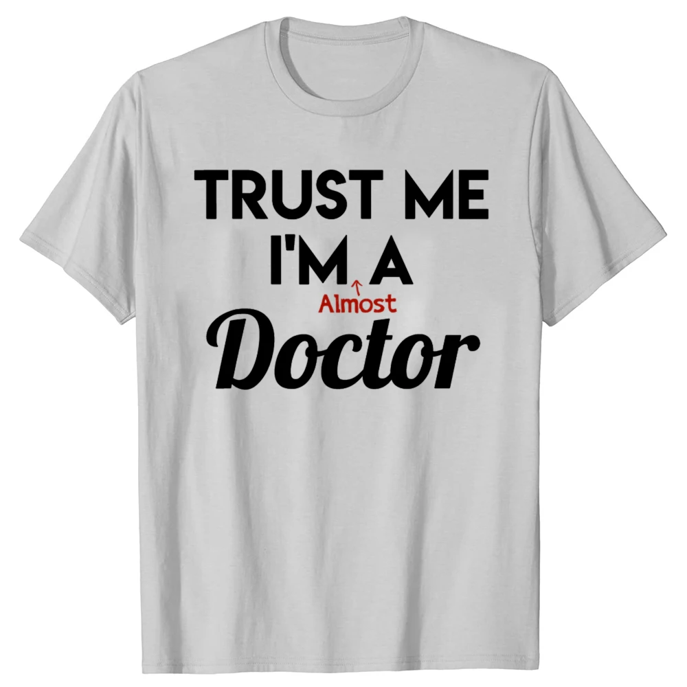 Lustiges T-Shirt mit Aufdruck „Trust Me I Am Almost A Doctor“ für Herren und Damen, modisches, lässiges T-Shirt aus 100 % Baumwolle, lockeres, übergroßes T-Shirt – Detail 3