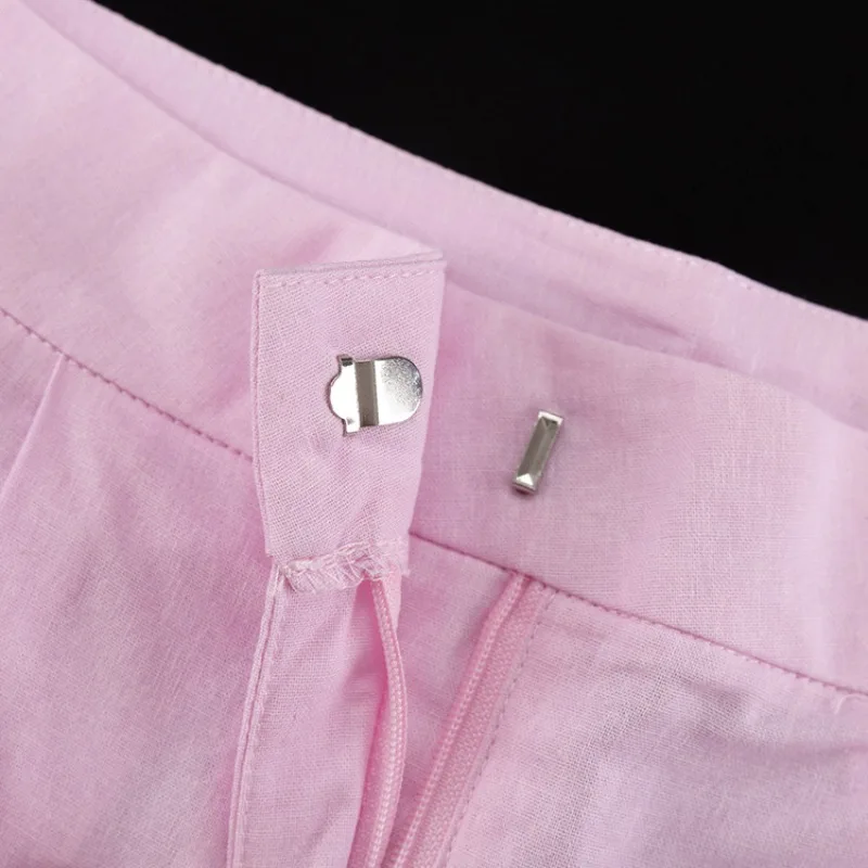 Elegantes Damen-Set aus Rosa Leinen: Zweiteiliges Outfit mit Gebundenem Trägertop, Gerafftem Peplum-Oberteil und Weiten Hosen für Sommer und Strandurlaub – Detail 11