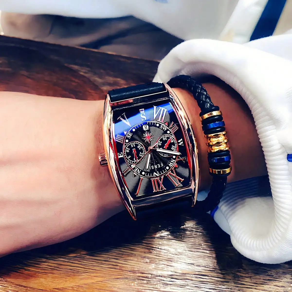 

Элегантные водонепроницаемые мужские кварцевые часы с корпусом в форме бочонка и римскими цифрами