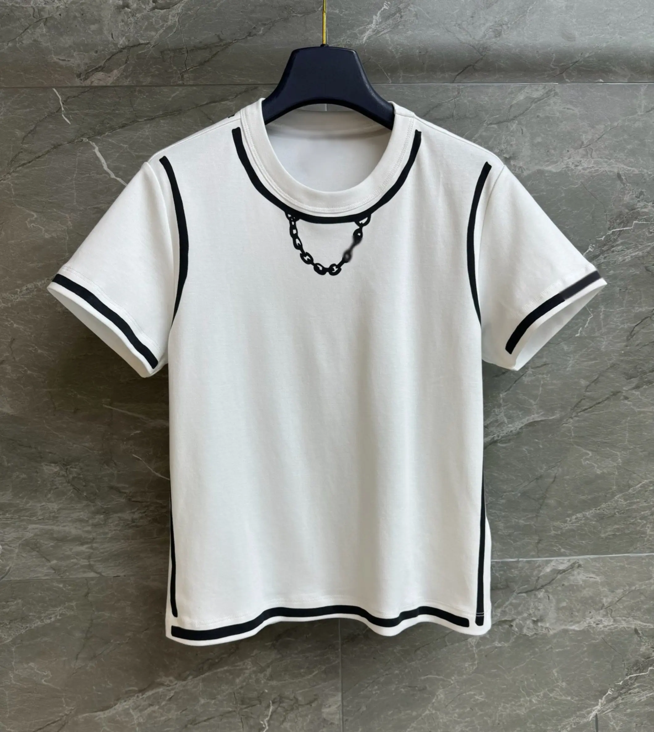 

High-End Crew Neck Short-Sleeve T-Shirt with Black-White Color-Block and Chain Embellishments for Early Spring 2026