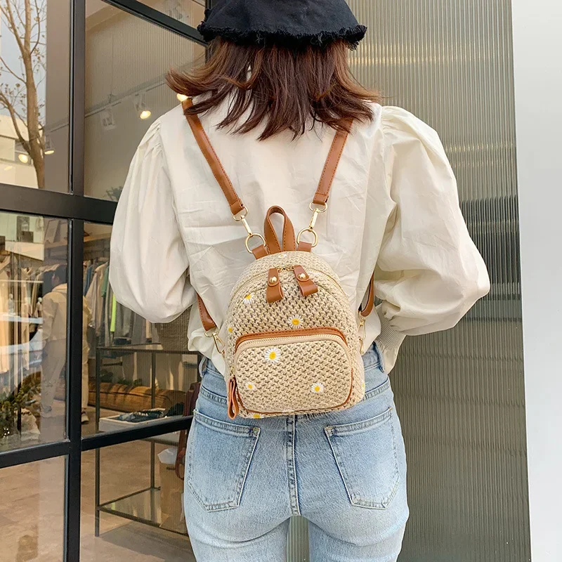 

Sweet Little Daisy Emboridery Woven Straw Small Backpack Teenager Fashion Summer Rattan PU Leather Daypack Bag for Girls