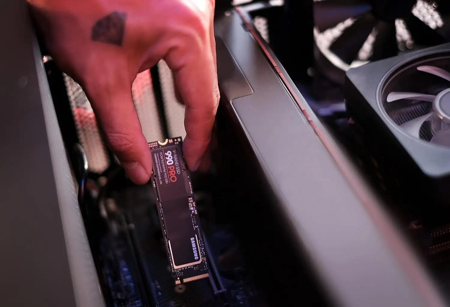 محرك الأقراص الصلبة الداخلي SAMSUNG 990 PRO SSD 4TB PCIe 4.0 M.2 2280 لمحطة عمل ألعاب الحوسبة الصلبة الراقية