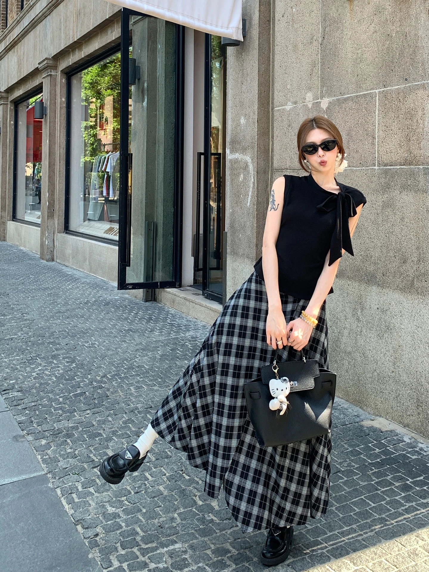 

Юбка LingLai асимметричного кроя с высокой талией в клетку для женщин, черно-белая, весенняя новинка, повседневная, асимметричная, нестандартного кроя