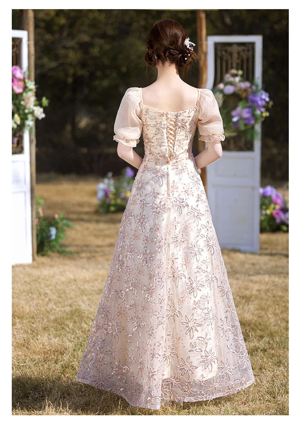 Sukienka druhna w stylu light luxury, różowa, z aplikacjami kwiatowymi, kwadratowy dekolt, odkryte ramiona, suknia na wesele, dla gościa weselnego, dla sióstr, vestido.