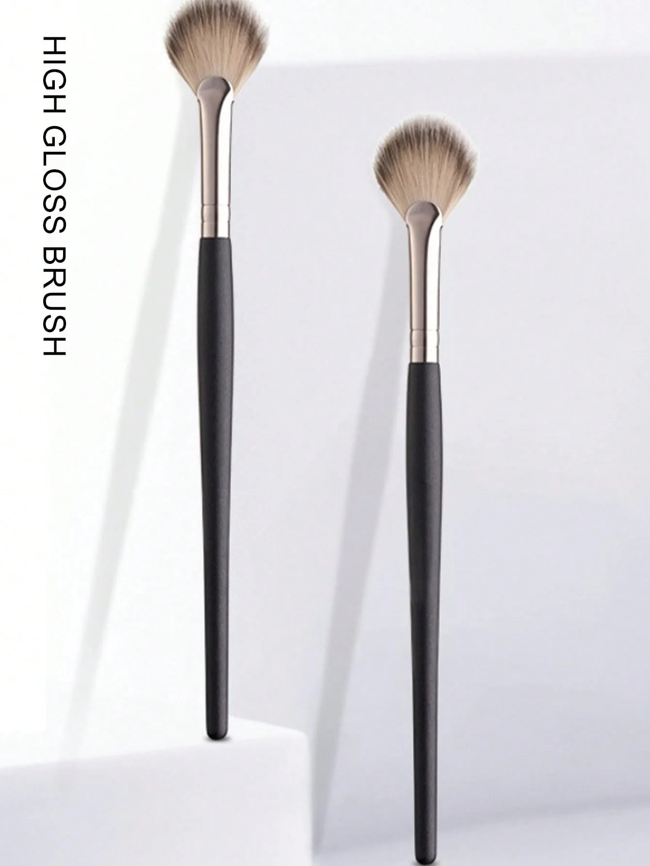 1Pcs Fan-Shaped Highlight Brush, Blush Brush to Brighten Skin Tone, Soft-Bristled Portable Powder Brush, Beginner Makeup Brush