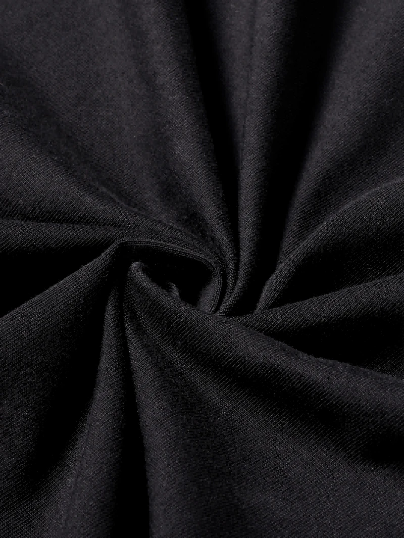 تي شيرت نسائي من Sanrio for Hello Kitty - جزء سفلي أسود، طباعة بنمط ممتع باللون الأبيض والأحمر، رقبة دائرية فضفاضة، أكمام قصيرة فضفاضة