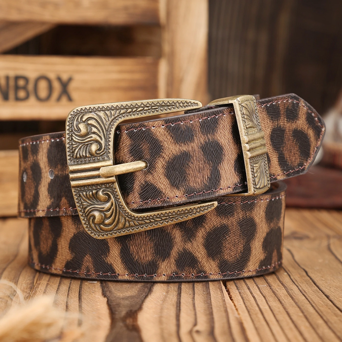 A Western-style buckle PU belt suitable for both men and women, a casual and retro daily wear belt (with perforated nails)