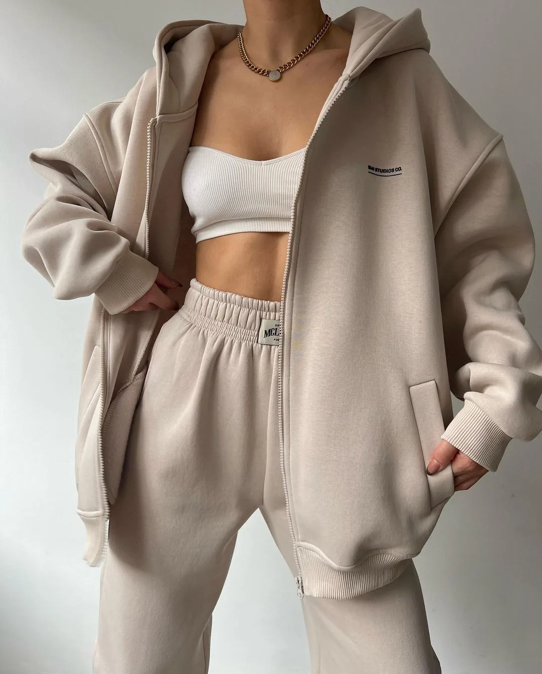 

Комплект из толстовки и брюк с капюшоном Long Sve Fce, повседневный женский ансамбль с принтом Faion, осенняя коллекция 2023.