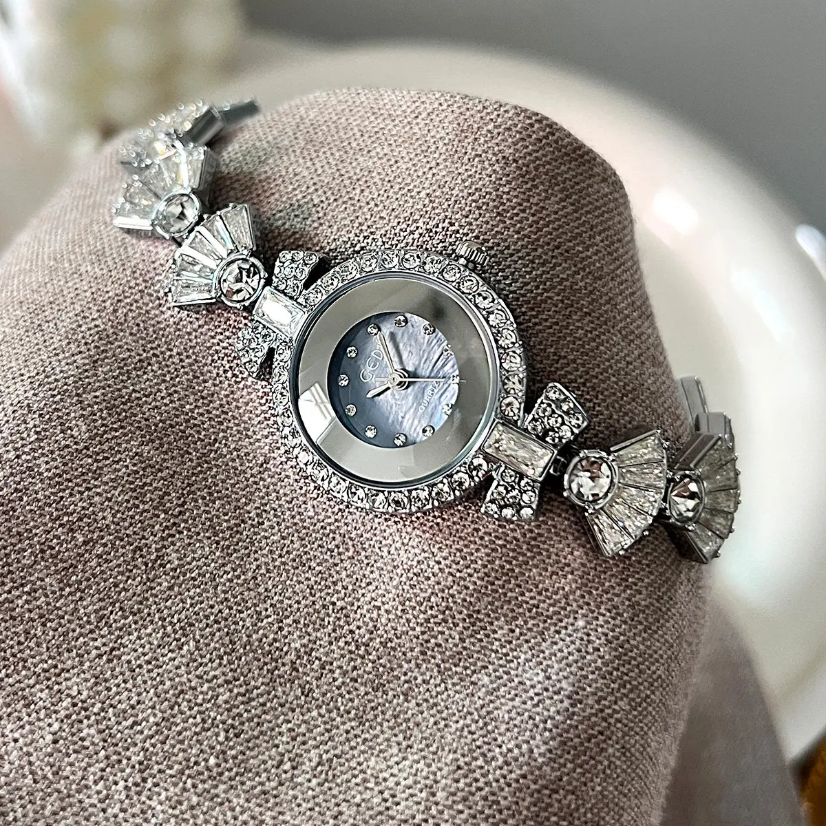 New StylishAndElegantWomen'S Bracelet WatchA Delicate And Fashionable Small Quartz Wristwatch For WomenA Perfect Gift For Ladies