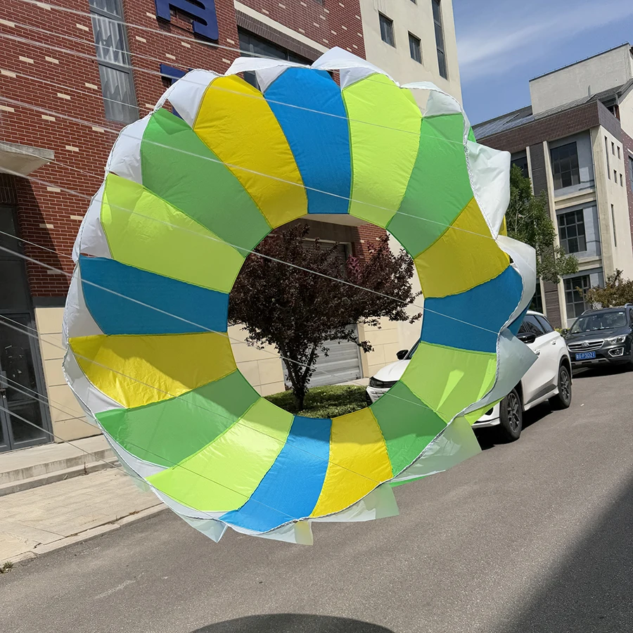 Grande e durável pipa listrada arco-íris