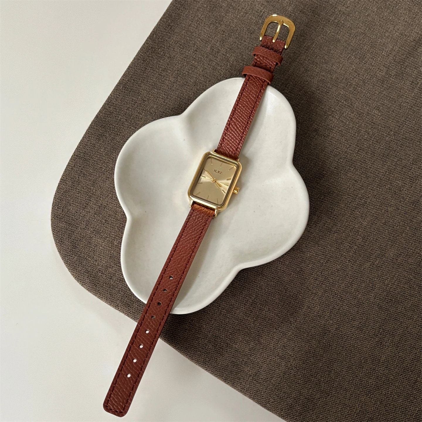 New Classic High-End Square Design Women's Watch, Retro Style, Simple, Exquisite and Stylish, Perfect Gift for Women.