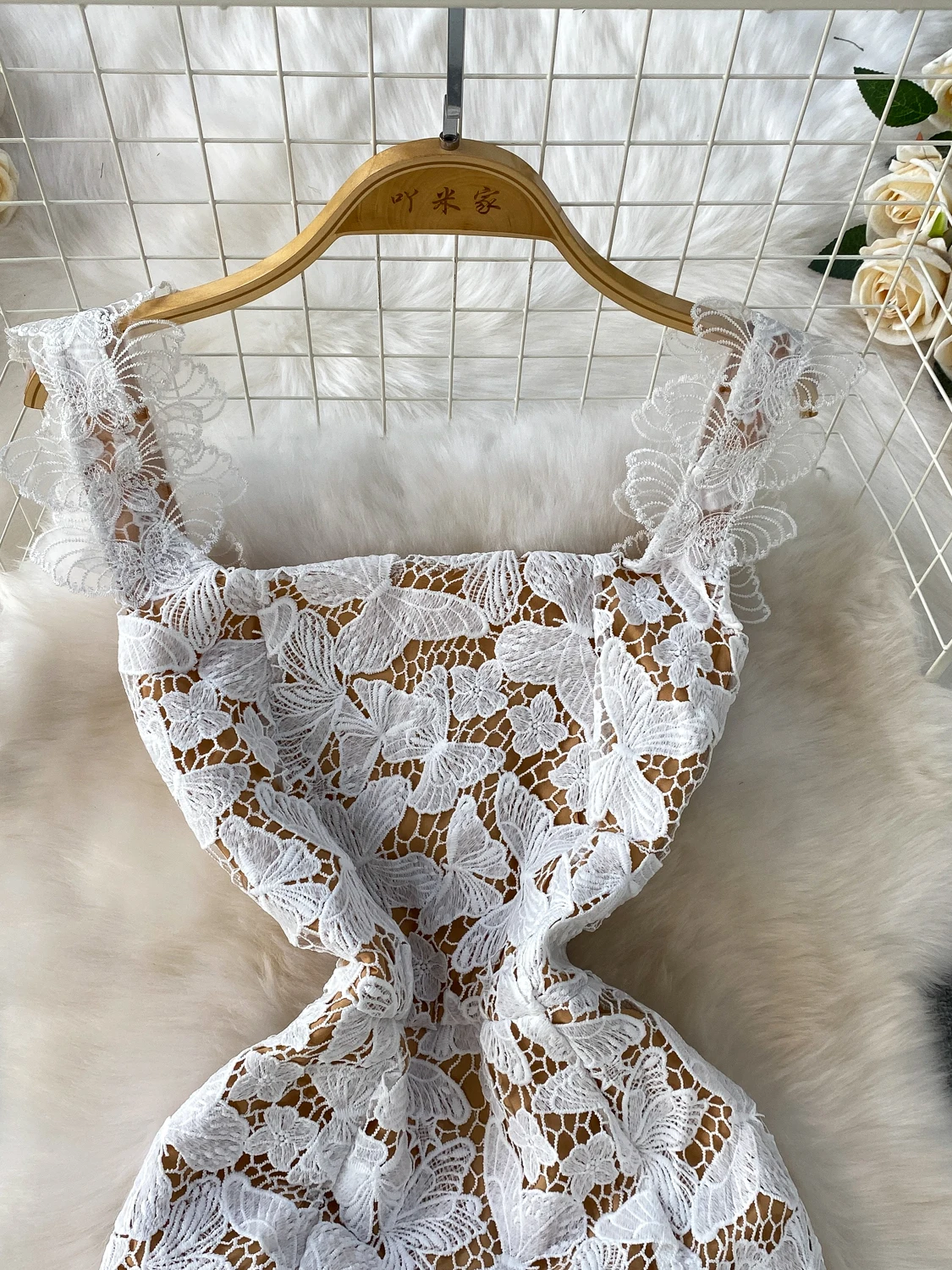 فستان أنيق مثير بحزام من الدانتيل على شكل فراشة للنساء صيفي قصير الخصر فستان للتنقل على الطراز الكوري بخصر عالٍ غير مرن