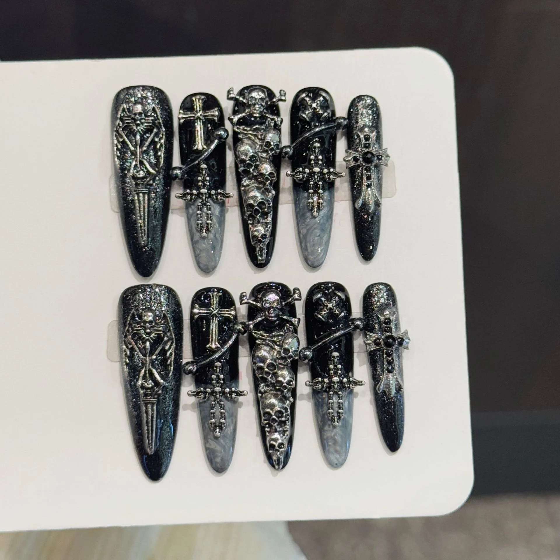 

10 шт. накладных ногтей Stiletto ручной работы, дизайн «Скелет и крест» в стиле хэви-метал/ниш-панк, подходят для фестивалей, вечеринок и повседневной носки
