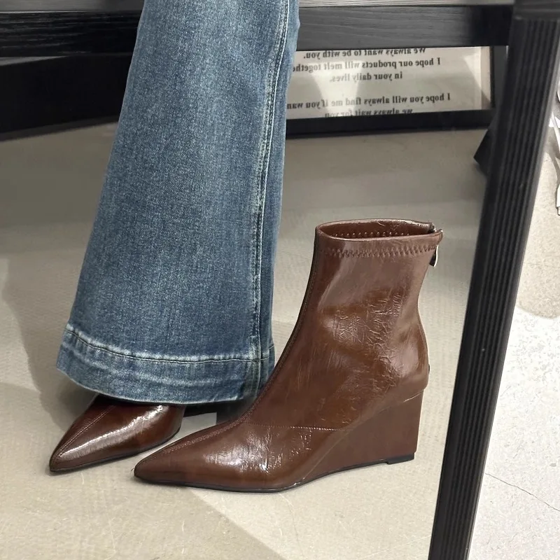 

Новинка 2023 года, осенние женские ботинки, современные ботинки на танкетке с острым носком, женская обувь из микрофибры, короткие сапоги, эластичная обувь на высоком каблуке