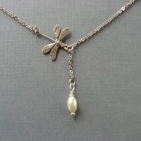 An Elegant Hollowed-Out Dragonfly Paired With a Water-Drop-Shaped Imitation Pearl Pendant, Suitable for Daily Commuting.