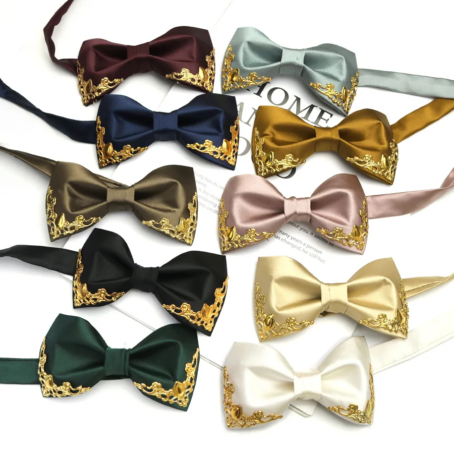 Uomini alla moda, matrimonio, sposo, stile palazzo etnico con bordo in metallo, maestro delle cerimonie, papillon per banchetti