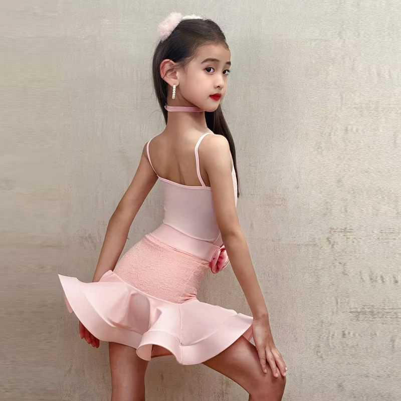 สีชมพูเชือกแขวนคอดอกไม้เต้นรําละตินชุดสองชิ้น,ชุดการแสดงระดับมืออาชีพสําหรับสาวๆ,ชุดเต้นรําละติน,ชุดฝึกซ้อมระดับไฮเอนด์