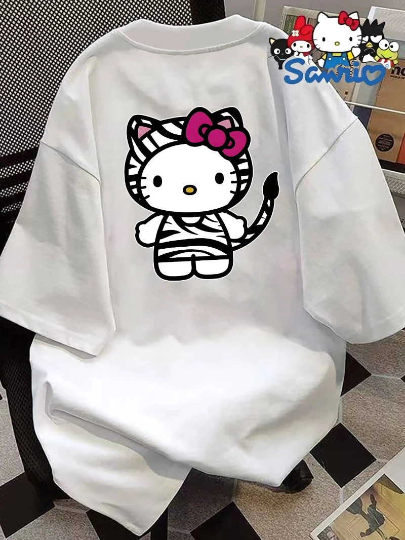 

Sanrio Повседневная свободная футболка с короткими рукавами и круглым вырезом, разработанная как Hello Kitty, подходит для весны и лета. Дизайн для женщин.