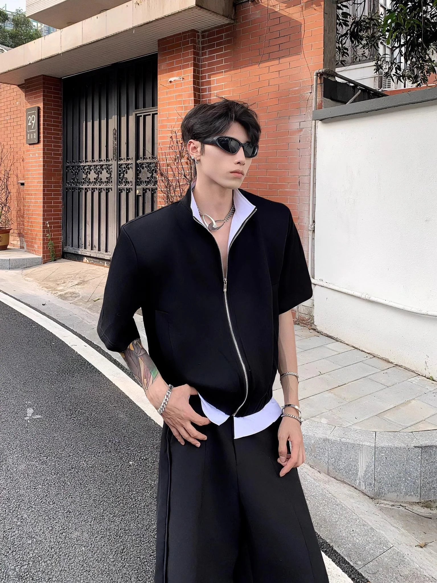 

Мужская летняя модная рубашка в американском стиле с V-образным вырезом, коротким рукавом, в стиле пэчворк, из плотной ткани, с дизайнерским воротником-стойкой и декором на плечах