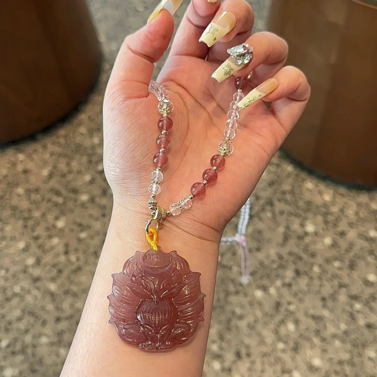 

Natural Strawberry Crystal Nine-tailed Fox Luck Necklace Pendant High-grade Woolen Chain Little Red Ice Gradual Strawberry Stone