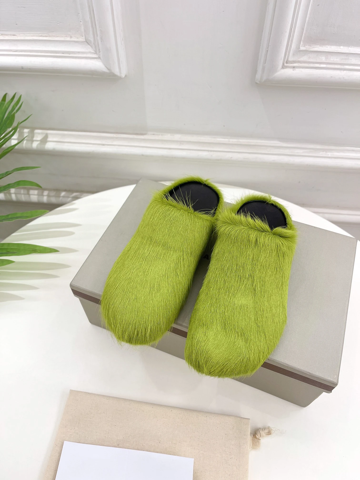 2024 New Pony Hair Couple Slippers, simple design, luxury pony hair texture, cowhide lining, casual and comfortable.