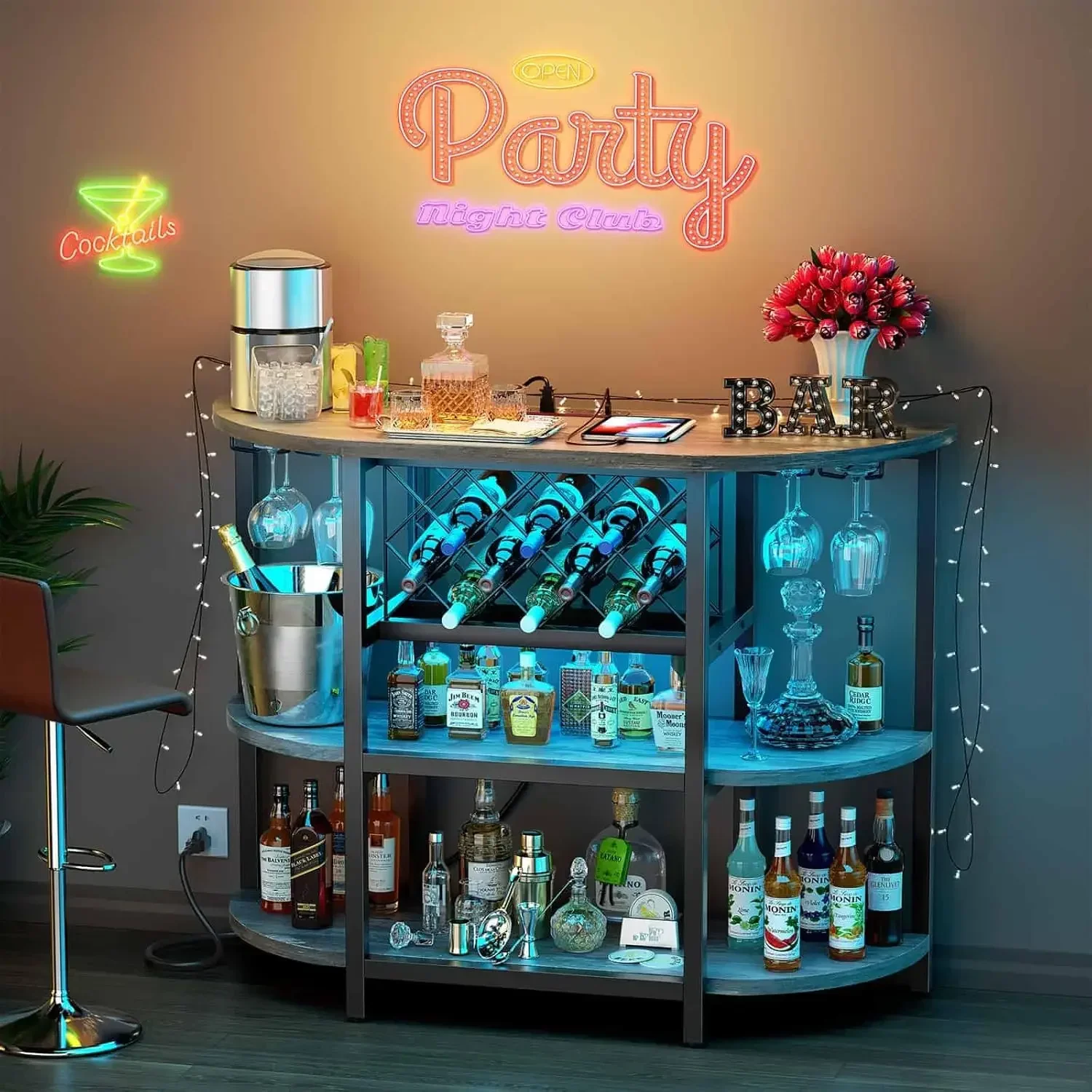 Armário de mesa de bar com tomada de energia, mini armário de bar doméstico LED para licor, suporte de barra de vinho de metal com armazenamento de 4 camadas