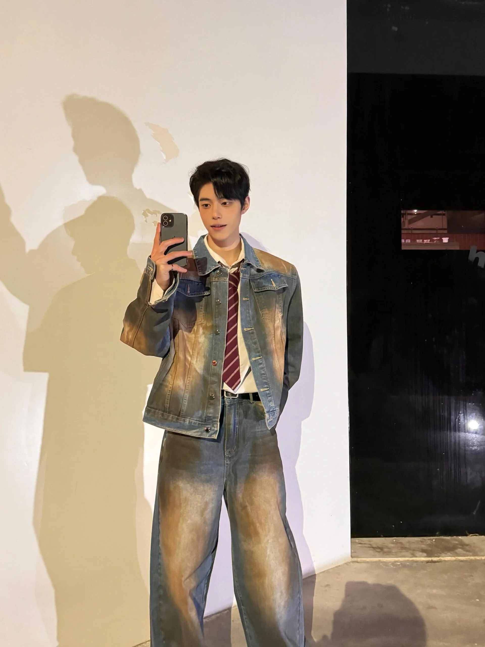 

Мужской джинсовый комплект: свободные брюки с широкими штанинами и лонгслив, повседневный стиль, на все сезоны, молодежная одежда