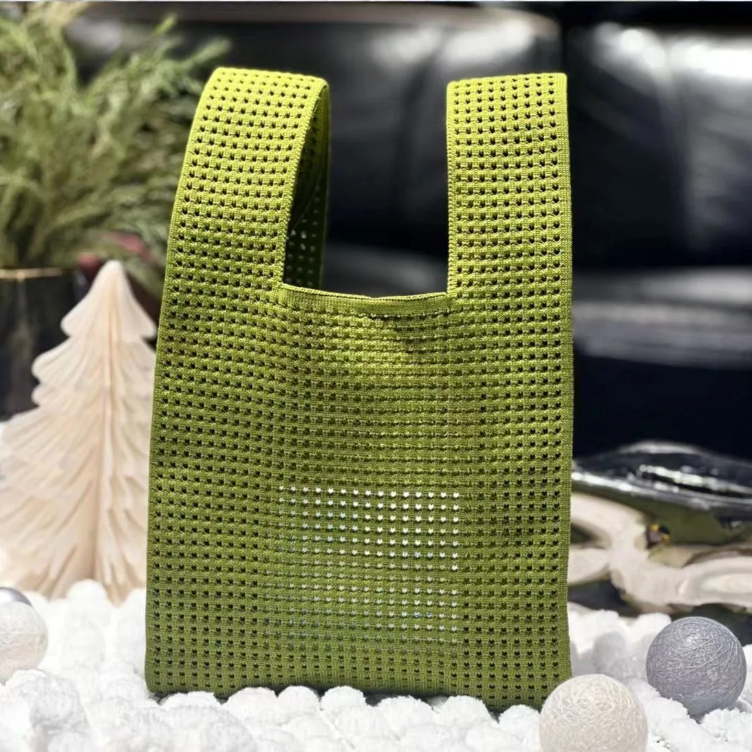 Bolso de mano de punto para mujer, bolsa de cubo de agua hueca, versátil, de muñeca Simple, para vacaciones, 2024