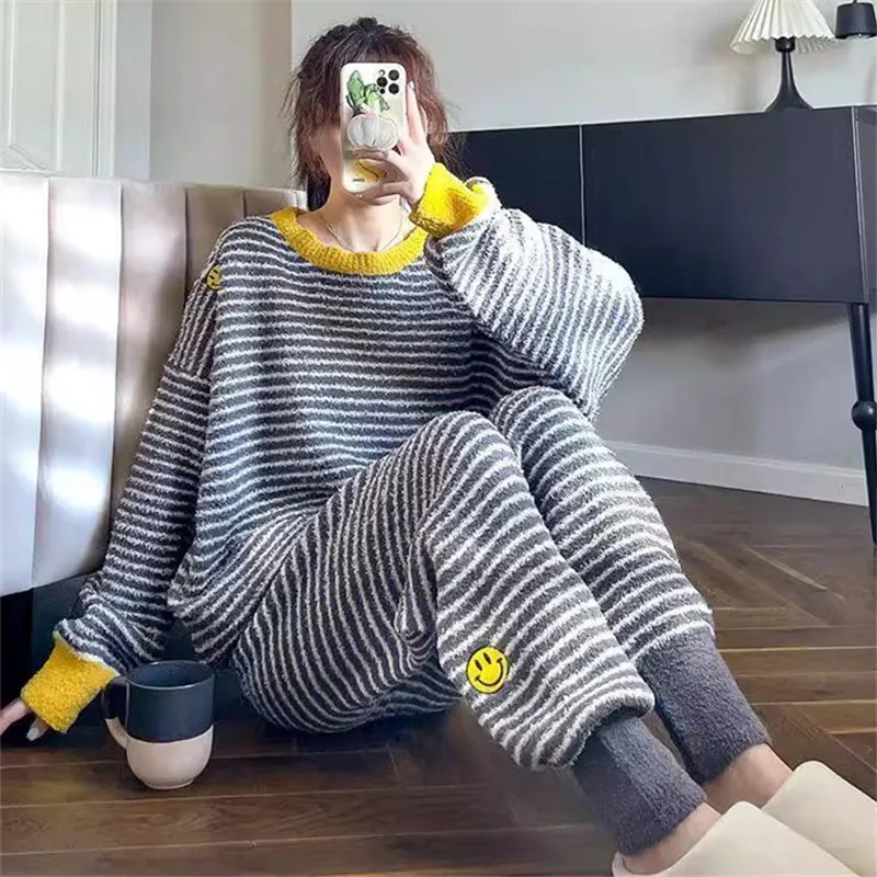 

Soft Coral Fce Pajamas Women's Winter Thiened f Velvet Warm Stripes Home Clothes Set Comfortable Long Sve round Ne