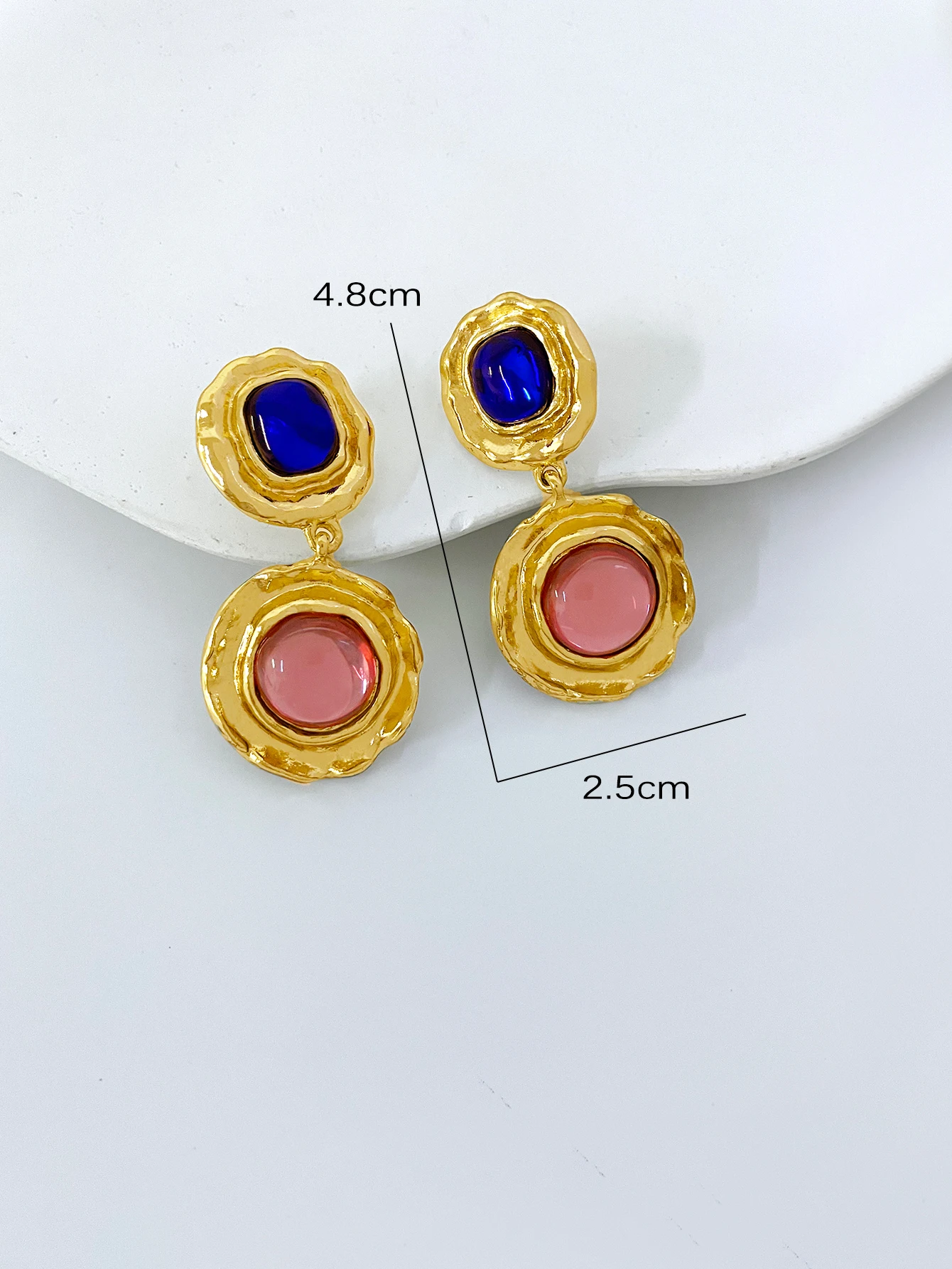 1 Pair of Gold Hammer-Patterned Wavy Double-Layer Blue and Pink Jelly Stone Dangle Earrings, Vintage Baroque Style, Nostalgic Colors, Eye-Catching Pendant Jewelry, Women's Summer Vacation Earrings