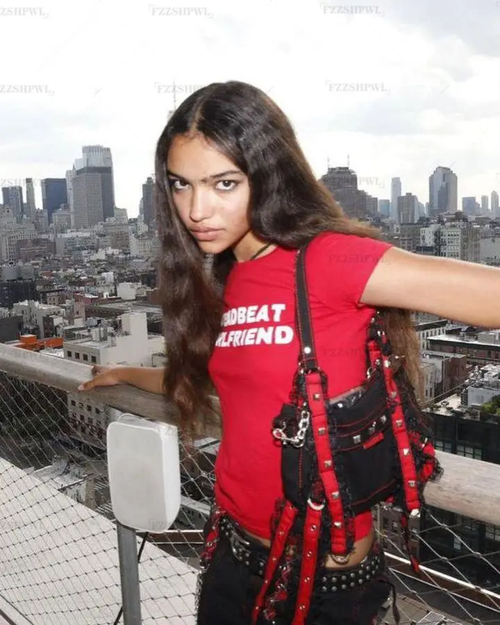 تي شيرت نسائي Y2K مطبوع عليه حروف قوطة تي شيرت هاراجوكو كلاسيكي ضيق ومطبوع عليه رسومات الجرافيك قصير تي شيرت صيفي مثير