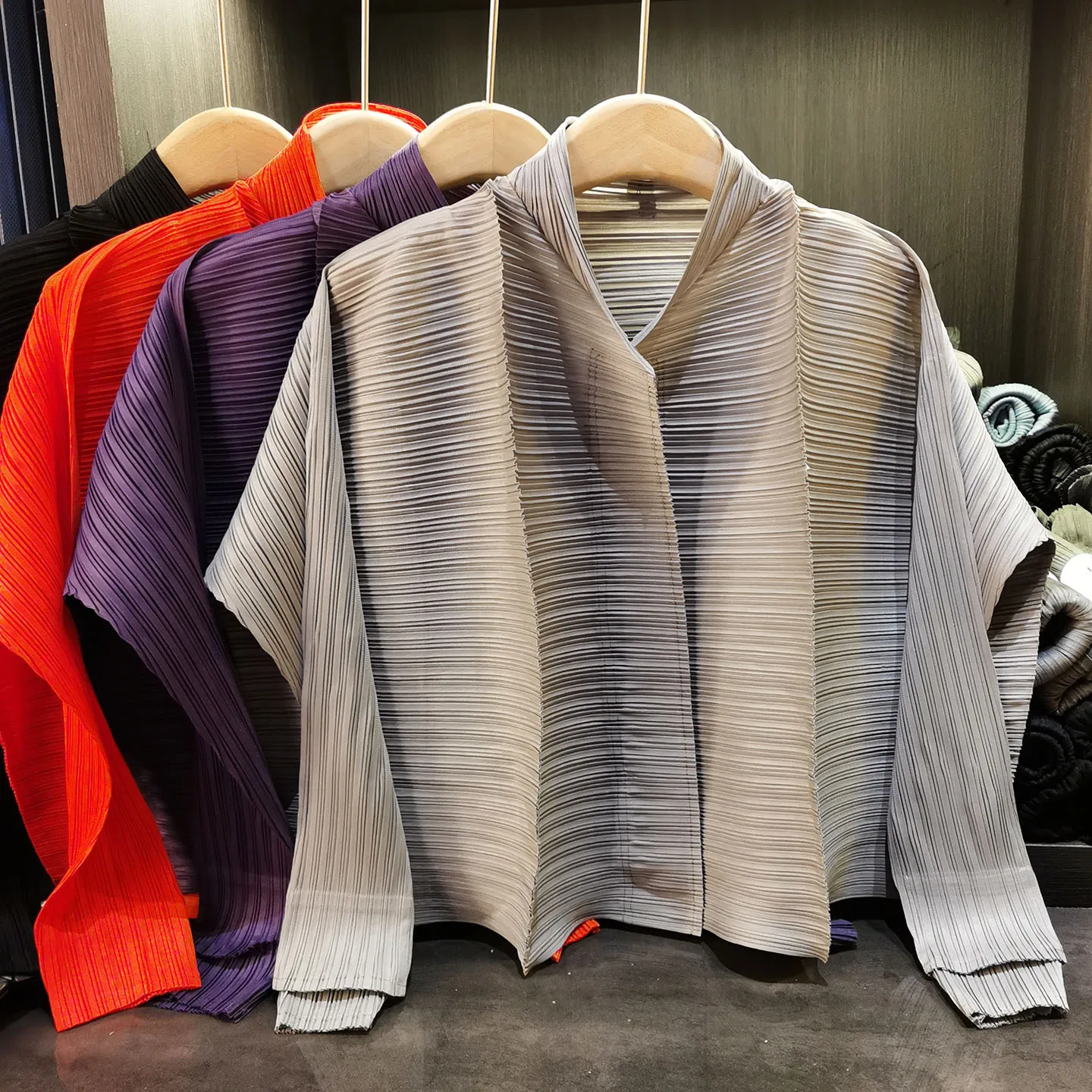 

Miyake новый воротник-стойка горизонтальная плиссированная текстура с длинными рукавами плиссированная однотонная плиссированная универсальная куртка-кардиган женская