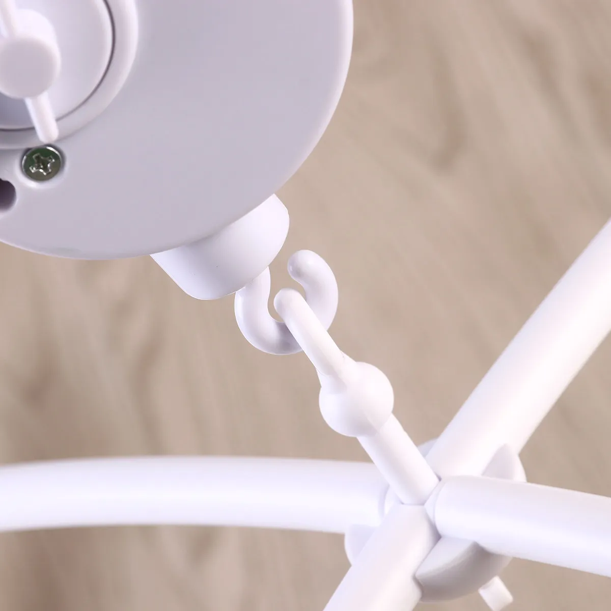 กล่องดนตรีติดเตียงเด็กสีขาว ทำจากพลาสติก ABS พร้อมแขนหมุนได้ 360 องศา สำหรับเตียงเด็ก ใช้เล่นเพลงกล่อมเด็ก