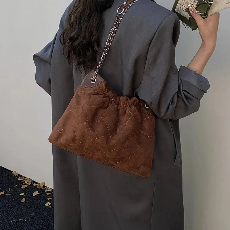 

Autumn Winter Large Capacity Quilted Bucket Bag Chain Shoulder Light Chic Unique Design For Women Daily Date Night Gift