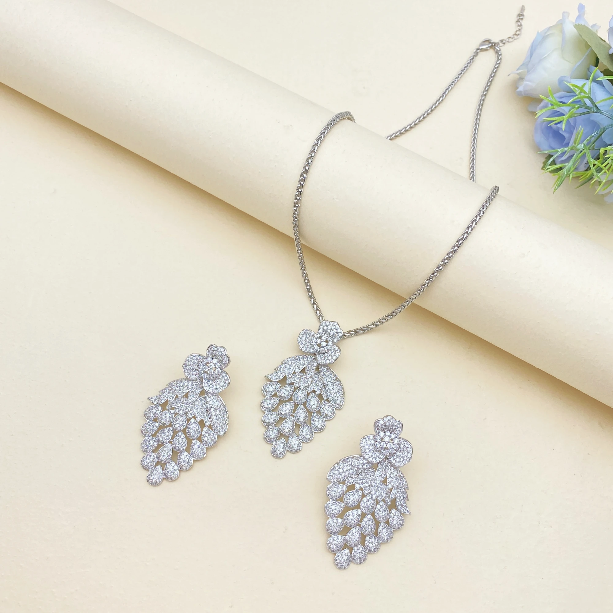 

Flora 2-Piece Set Necklace Earrings Zircon Leaves Plated Gift Box Perfect for Thanksgiving Gifts Trendy Women’s Jewelry