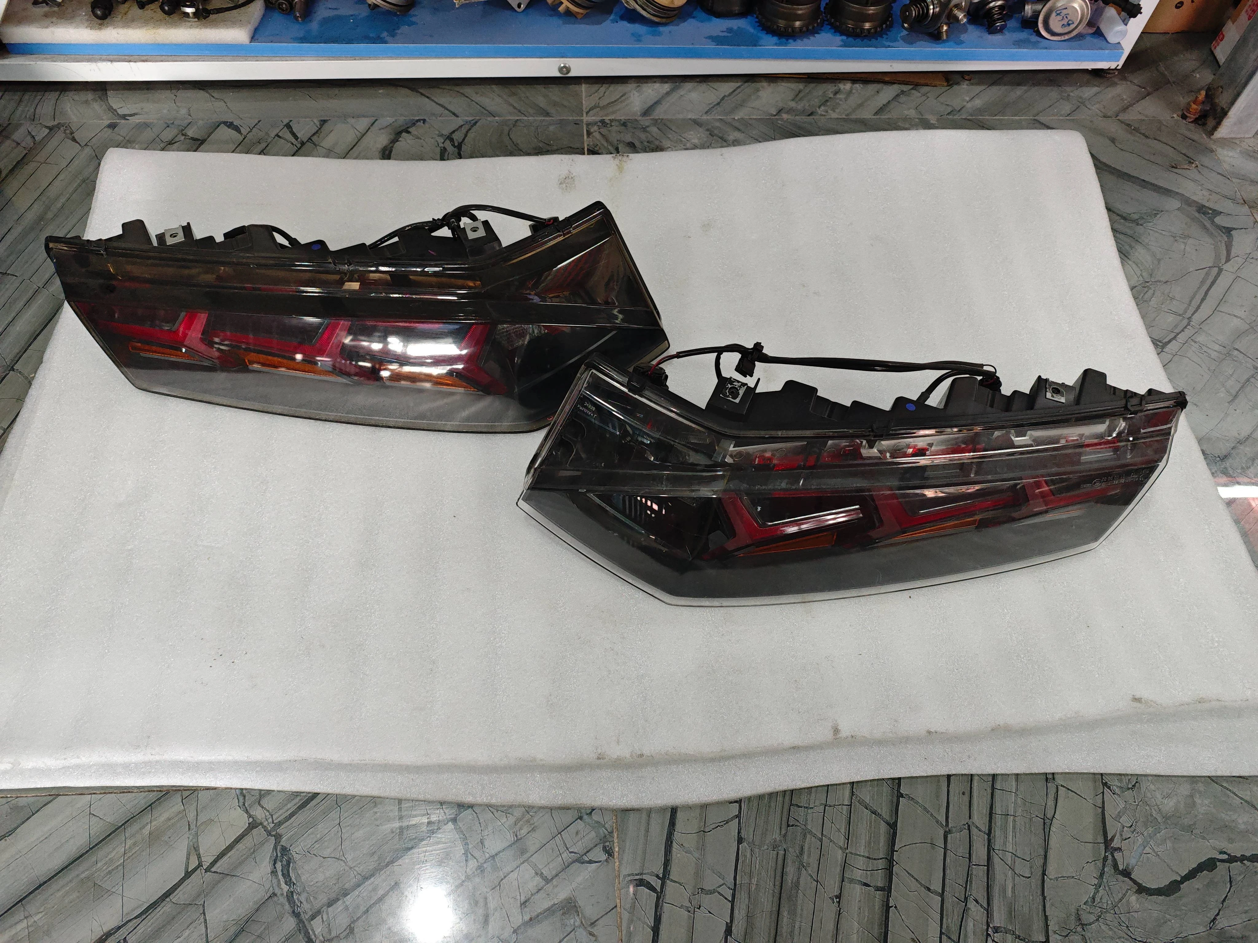 المصباح الخلفي الأصلي الذيل ضوء لامبورغيني أفينتادور 2017 OEM 470945096 470945095